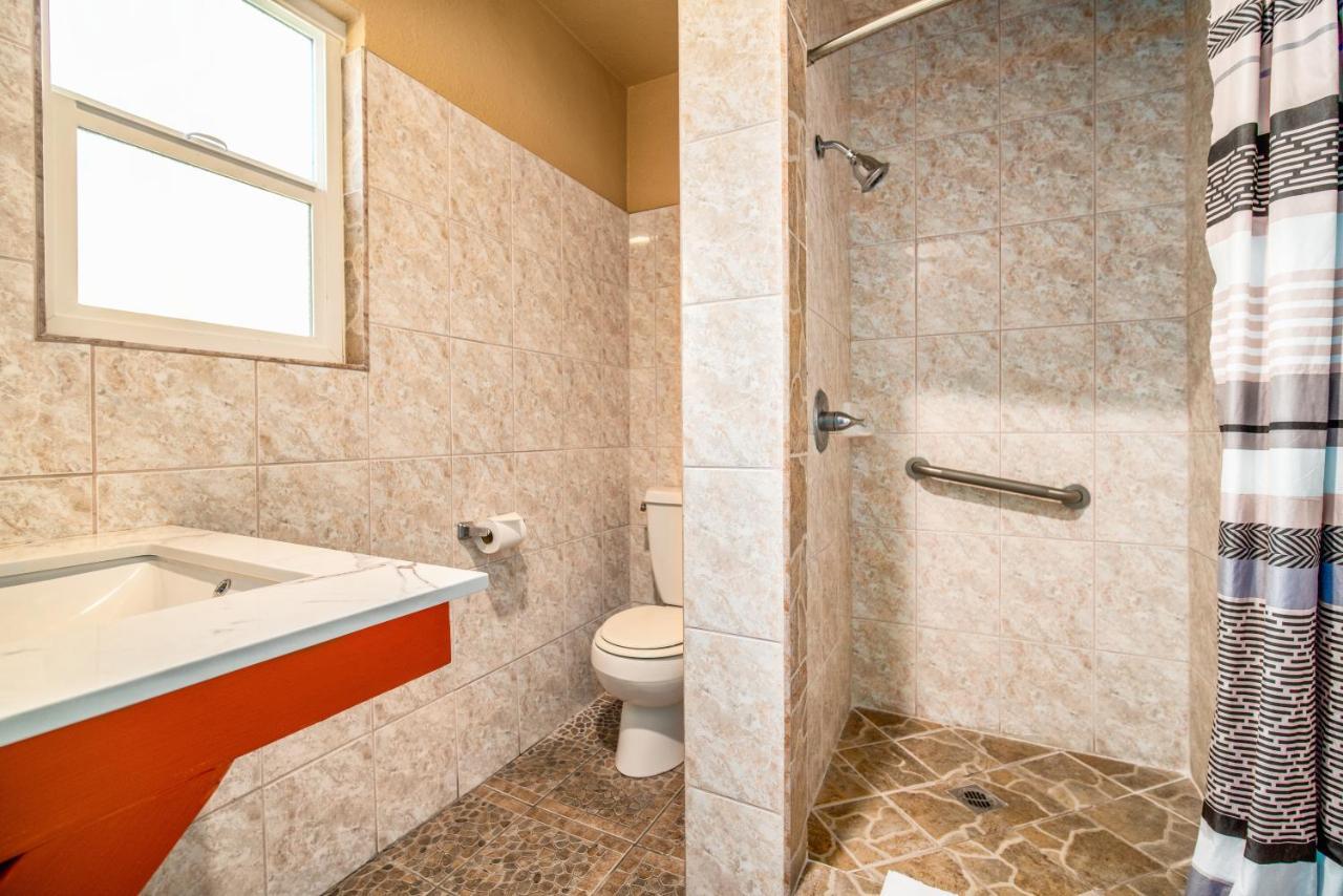 Geneva Motel Ингълуд Екстериор снимка